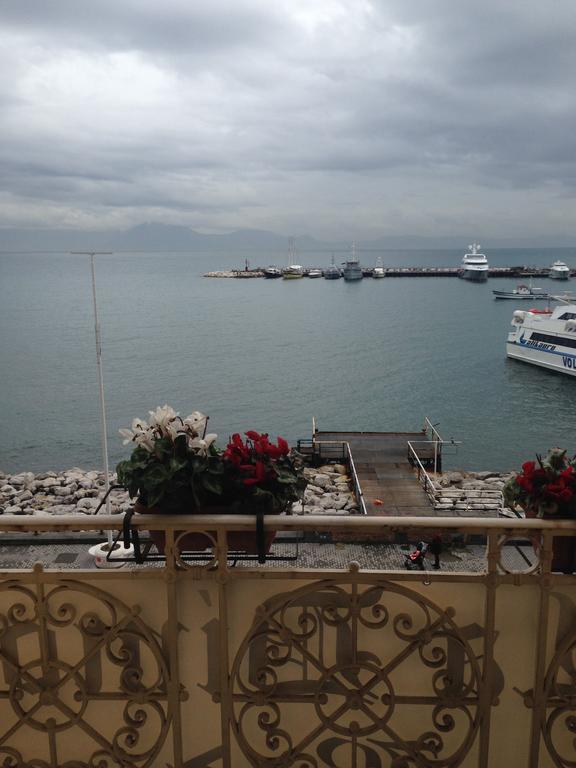 La Dimora Dei Baroni Bed & Breakfast Наполи Стая снимка