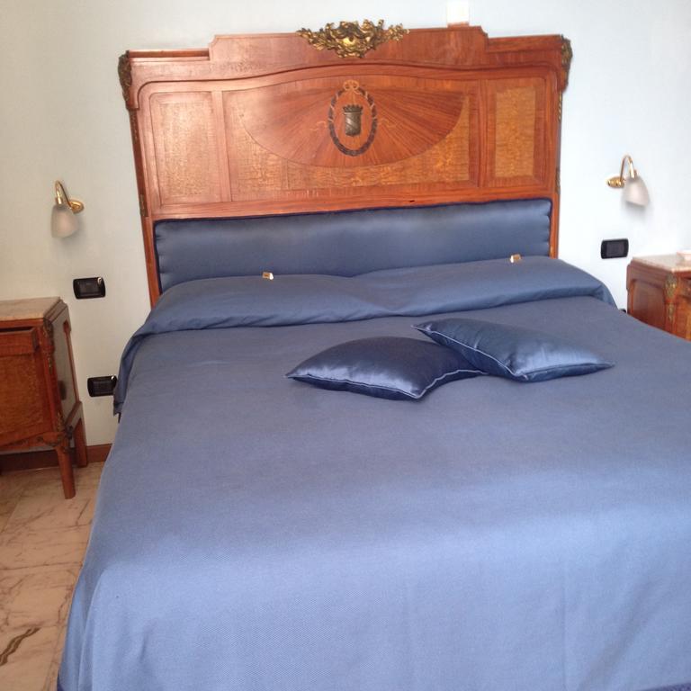 La Dimora Dei Baroni Bed & Breakfast Наполи Стая снимка