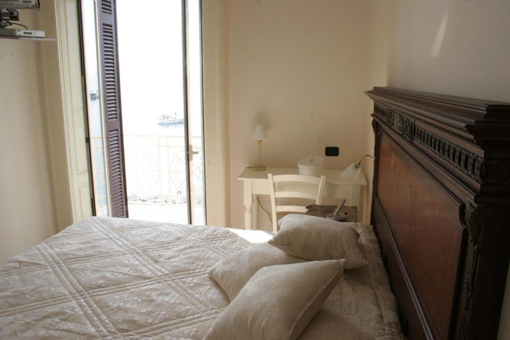 La Dimora Dei Baroni Bed & Breakfast Наполи Стая снимка