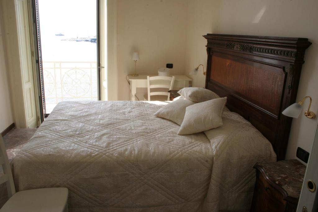 La Dimora Dei Baroni Bed & Breakfast Наполи Стая снимка