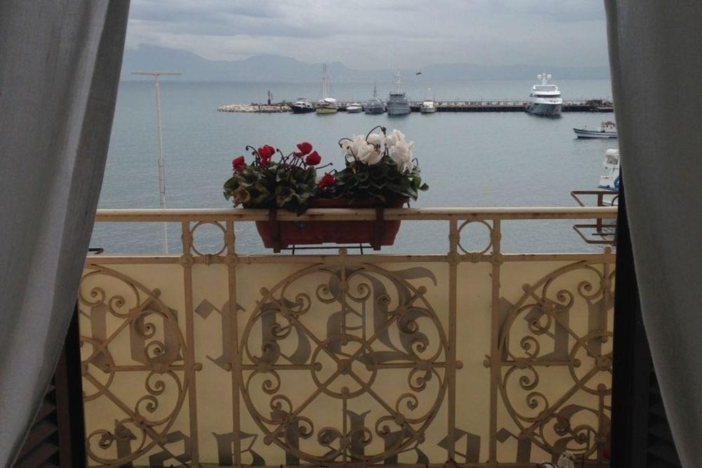 La Dimora Dei Baroni Bed & Breakfast Наполи Екстериор снимка